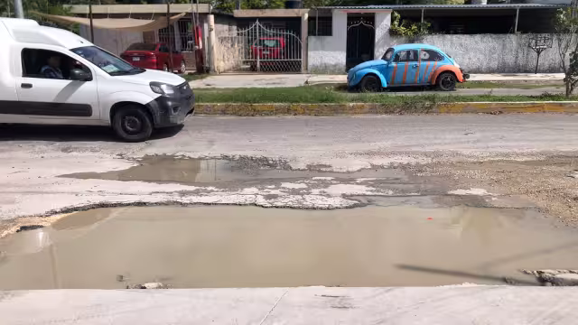 Algunos baches en la comunidad son inmensos y un peligro latente para todos.