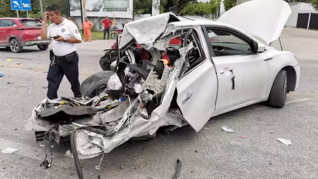 El vehículo terminó totalmente destruido