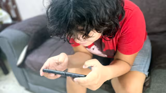 Falta de comunicación familiar agrava impacto del ciberacoso en niños