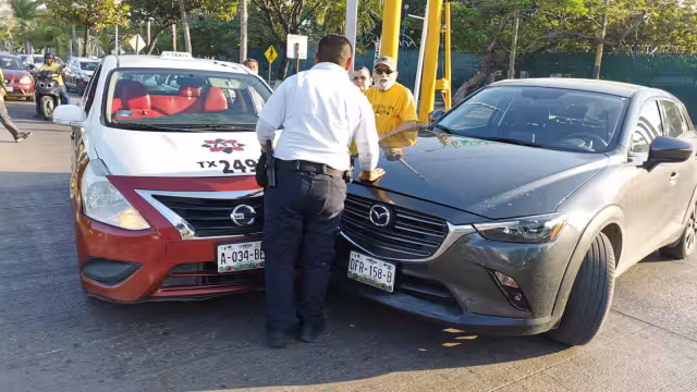 Vehículo particular y taxi chocan en semáforos del Sam's en Ciudad del Carmen