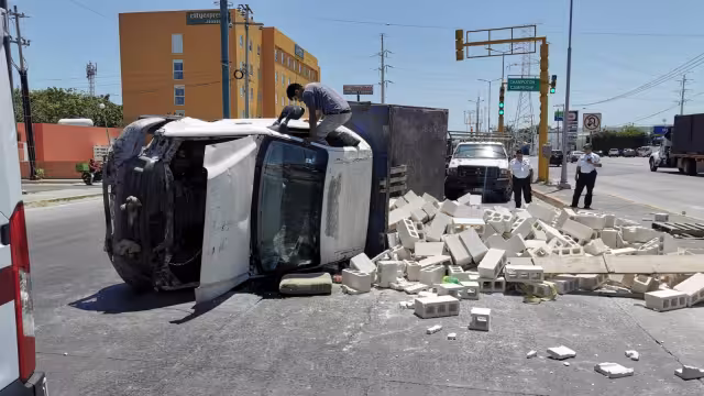 Camioneta de materiales vuelca en la avenida Isla de Tris tras falla en el amarre de carga.