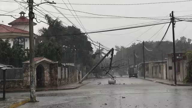 Postes de la CFE colapsaron por las lluvias en Tizimín