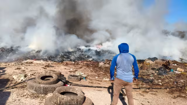 Personal de Protección Civil se encarga de atacar el incendio, causado al parecer por una explosión