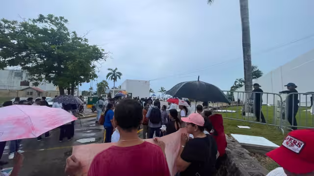 Manifestantes se reúnen para protestar frente al Congreso del Estado en Chetumal