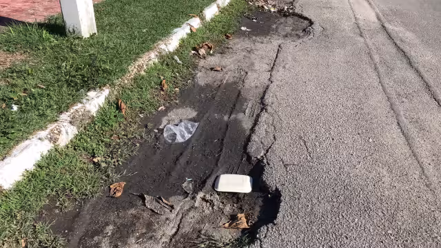 Ciudadanos demandan que urge bacheo en calles de Chetumal