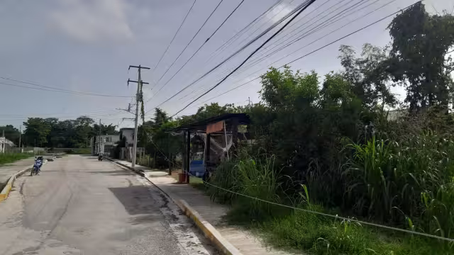 La colonia Fátima sufre apagones constantes por cables de mediana tensión dañados, agravados por la falta de separadores de cables.