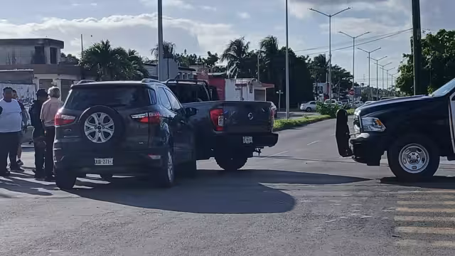 Encontronazo de vehículos en la colonia David Gustavo causa fuertes daños materiales.