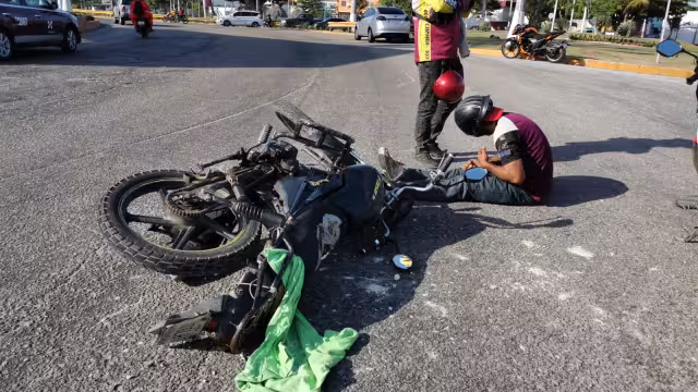 El conductor de una camioneta intentó ganarle el paso al motociclista.