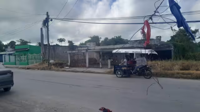 Vecinos de Escárcega exigen a Telmex retirar cable colgado a media calle