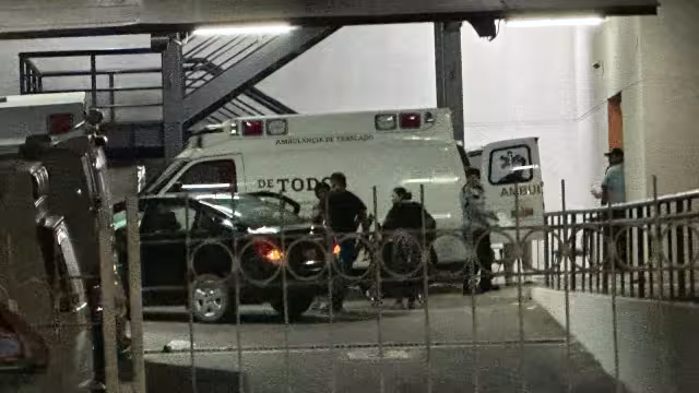 Una de las víctimas alcanzó a llegar con su familia a pedir ayuda, pero falleció desangrado en el predio.