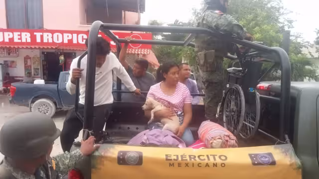 El Ejército Mexicano aplica el Plan DN-III-E en Isla Arena, Calkiní, para evacuar a familias en riesgo por el Huracán Milton