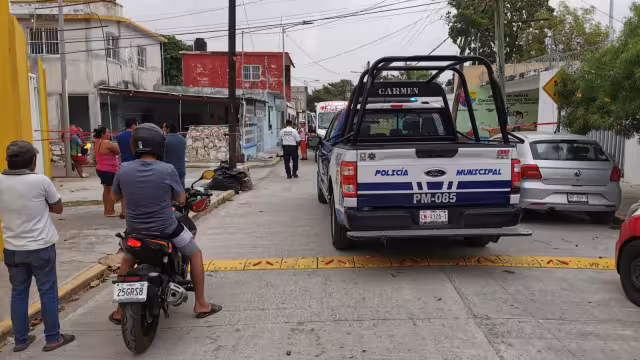 Hombre sin vida en la banqueta.