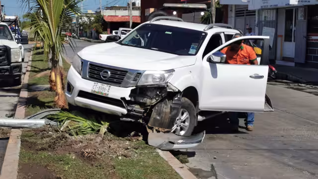Choque en Ciudad del Carmen Involucra Derrape y Daños Municipales