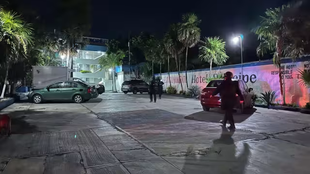 La mujer fue lanzada del vehículo tras una discusión con su agresor.