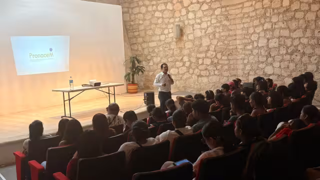 PronaceM apoya a alumnos campechanos con becas y cursos sin costo a padres