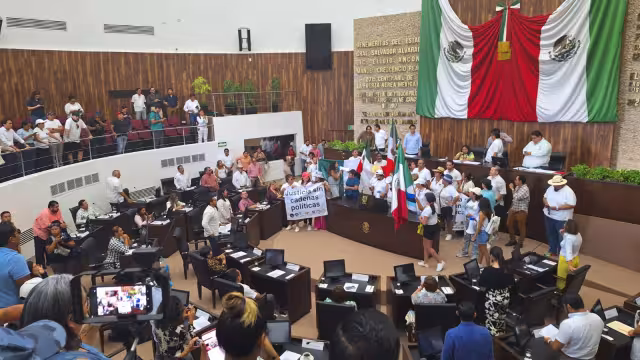 Los trabajadores del Poder Judicial impiden que se realice la sesión del Congreso