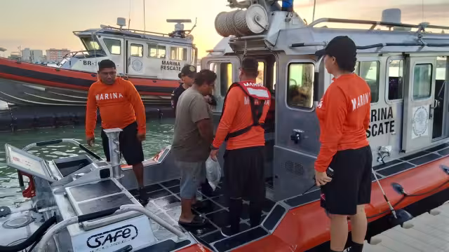 El pescador llegó al Puerto de Yucalpetén, donde fue recibido por su familia
