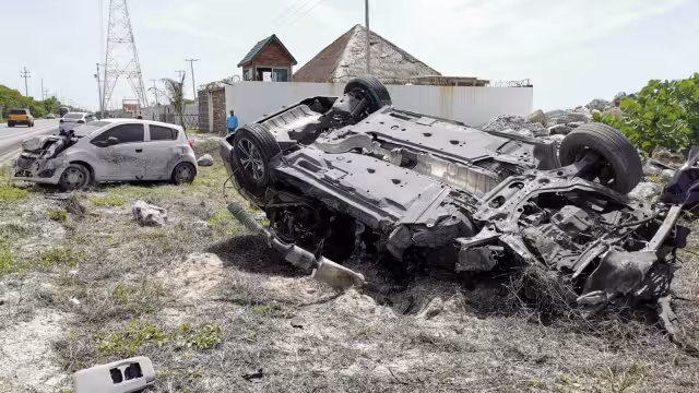 El Sentra se llevó la peor parte y volcó, mientras que el Spark sufrió varios daños.
