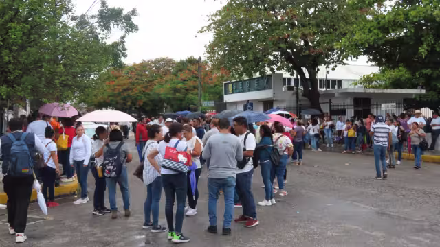 Los maestros se quedaron afuera de las instalaciones de la Secretaría bloqueando el tránsito de automóviles