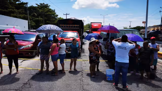 Protesta vecinal por deficiente servicio de luz causa caos vial
