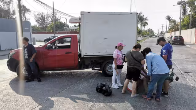 Padre e hijo resultaron con lesiones menores tras chocar contra una camioneta imprudente.