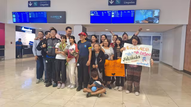 Atletas yucatecos, liderados por Paola Candila Mendoza, regresaron con medallas de plata y bronce de la Gimnasia Mundial Escolar en Dubái