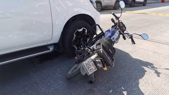 Motociclista ileso tras accidente con camioneta en la colonia Justo Sierra
