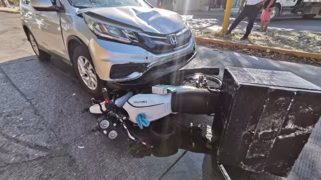 Aparatoso accidente entre motocicleta y camioneta