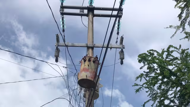 Algunos transformadores lucen muy dañados en esta localidad.