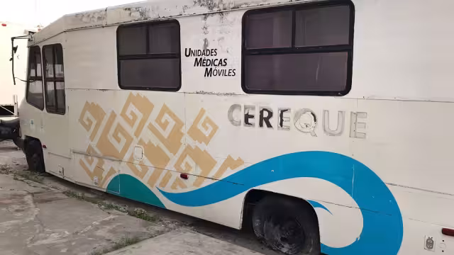 Unidades médicas móviles utilizadas en sexenio anterior se encuentran abandonadas.
