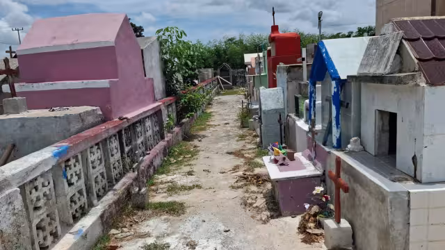 Hay huesos en el piso y criptas en mal estado