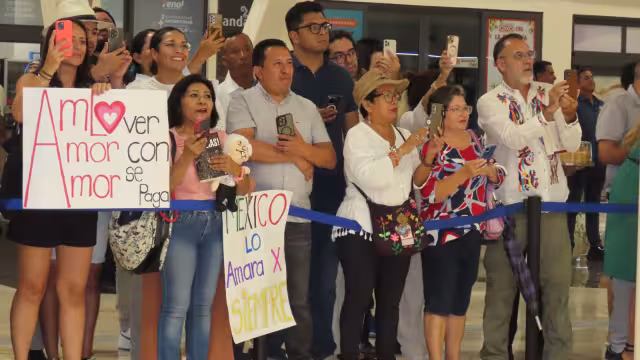 Yucatecos llenan de cariño a AMLO a su llegada a la estación Teya del Tren Maya