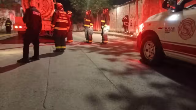 Bomberos sofocaron el fuego en la casa, aunque fue pérdida total