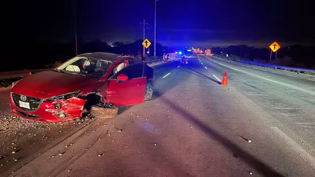 A pesar de que varios guiadores pudieron esquivar a este vehículo al visualizar el estado en que terminó, esto no ocurrió con un par de camionetas que terminaron chocando