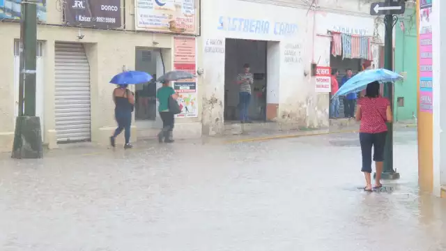 Ciudadanos tuvieron que meterse al agua para cruzar las calles
