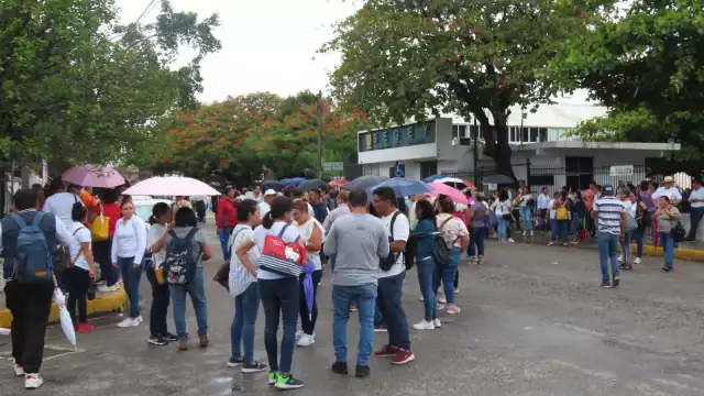 Los maestros se quedaron afuera de las instalaciones de la Secretaría bloqueando el tránsito de automóviles