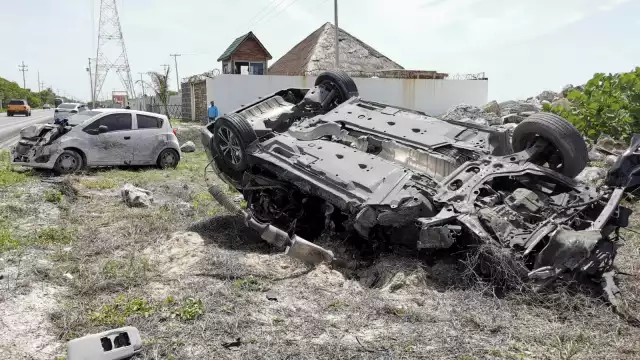 El Sentra se llevó la peor parte y volcó, mientras que el Spark sufrió varios daños.