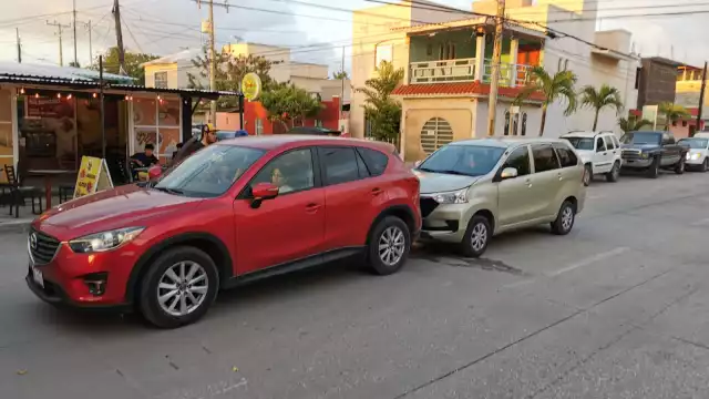 Choque de camionetas en parque central.