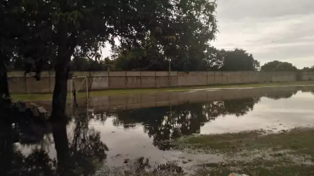 Lluvias fuertes causan encharcamientos y afectan campos deportivos