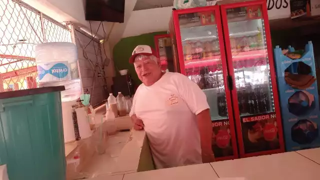 Luis Caamal acepta que vender agua sólo con alimentos ha causado rechazo de sus clientes