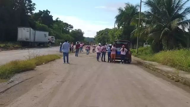 Habitantes de Javier Rojo Gómez realizan labores de bacheo