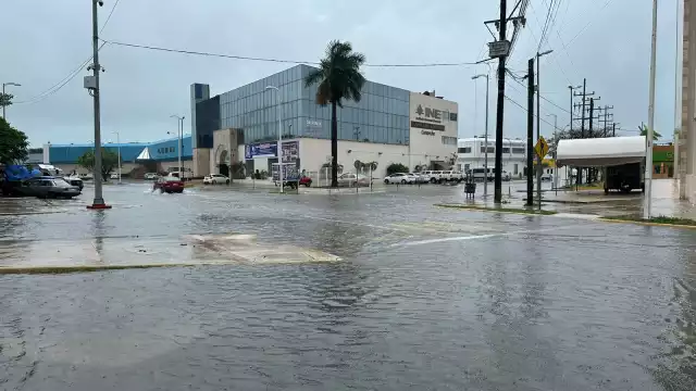 Inundaciones afectan el tránsito vehicular