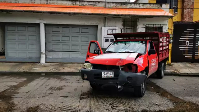 El impacto provocó severos daños materiales, tanto en el inmueble como en el vehículo.