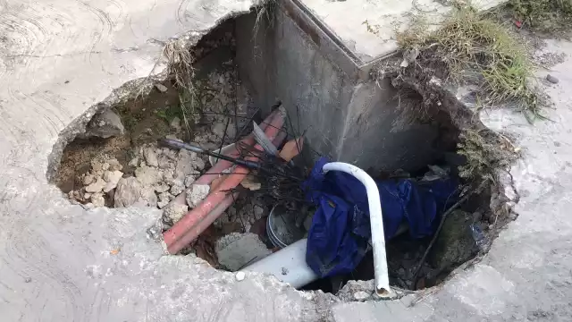 La falta de alumbrado en la zona vuelve los socavones aún más peligrosos