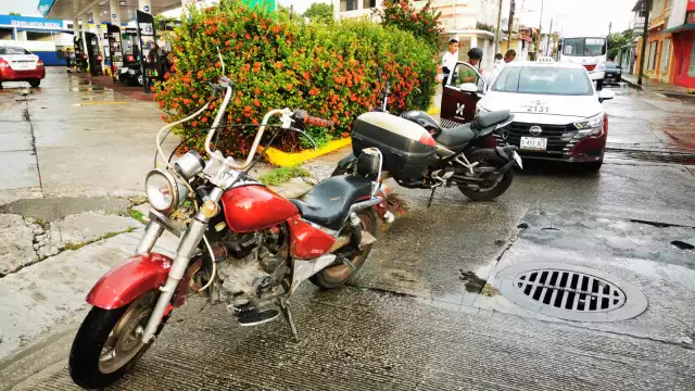 Motocicleta contra taxi: choque en calles de Ciudad del Carmen