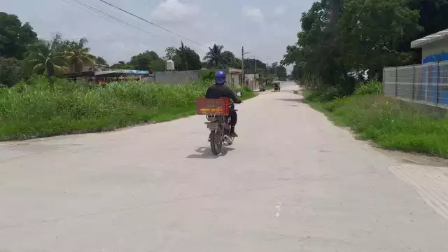 Una mujer fue abordada por un asaltante en motocicleta mientras se dirigía a su trabajo de madrugada.