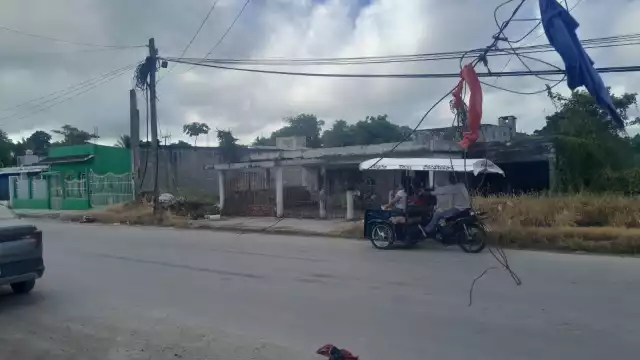 Vecinos de Escárcega exigen a Telmex retirar cable colgado a media calle