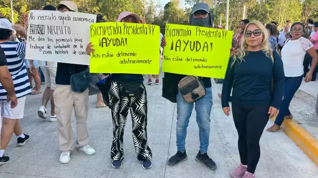 Un grupo de vendedores ambulantes en Cancún se manifestó por la falta de acción del gobierno.
