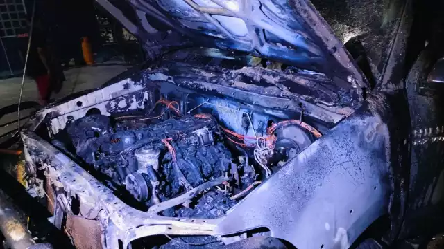 Una camioneta se incendió en el porche de una vivienda por un corto circuito.