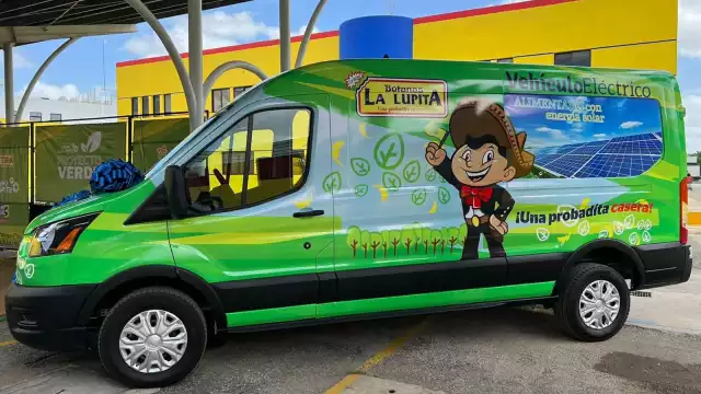 Detienen a empleado por robo de camioneta; huía con dos acompañantes borrachos